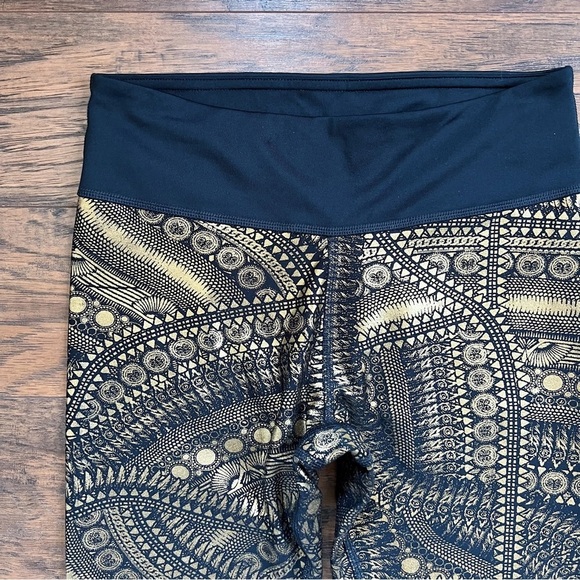 ZUMBA • All Night Metallic Capri Leggings cropped gold foil medallion print - Picture 4 of 11